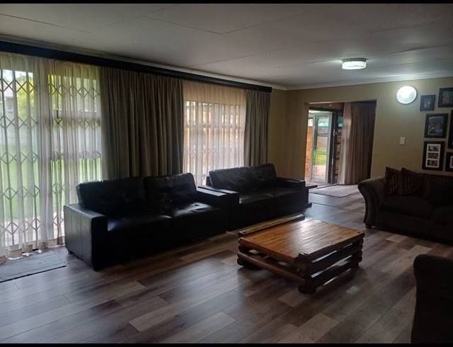 5 BEDROOM HOUSE FOR SALE IN SECUNDA CENTRAL